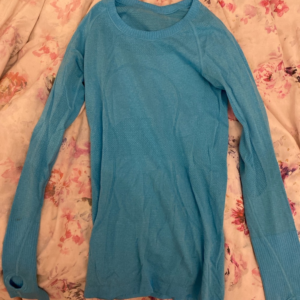 size 4 lululemon workout top/shirt/long sleeve